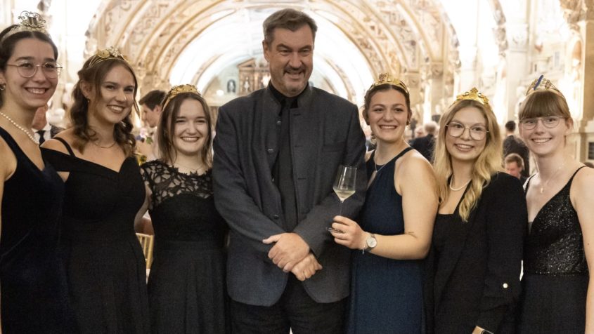 Ministerpräsident Dr. Markus Söder nach dem Abendessen mit Bayerischen Winzern: „Wertschätzung für unsere fränkischen Winzerfamilienbetriebe. Sie liefern Spitzenwein von Weltrang, fördern den Gastro-Tourismus in Bayern und setzen auf Klimaschutz und nachhaltige Bewässerung.