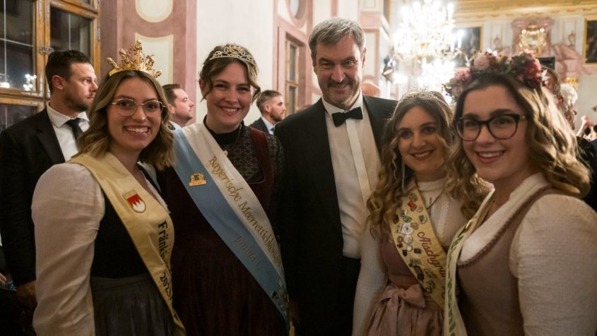 Erinnerungsfoto mit Ministerpräsident Dr. Markus Söder beim ...