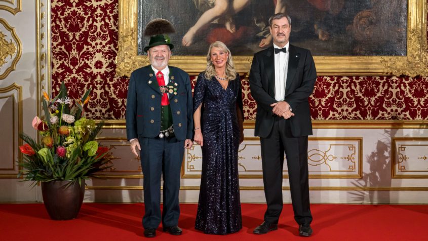 Das Ehrenmitglied des Bayerischen Trachtenverbandes, Max Bertl, Karin Baumüller-Söder und Ministerpräsident Dr. Markus Söder (v.l.n.r.).