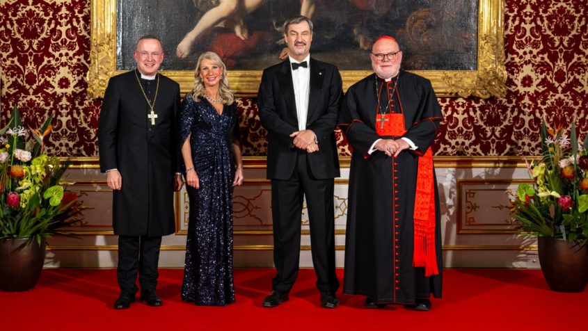 Der Landesbischof der Evangelisch-Lutherischen Kirche in Bayern, ...