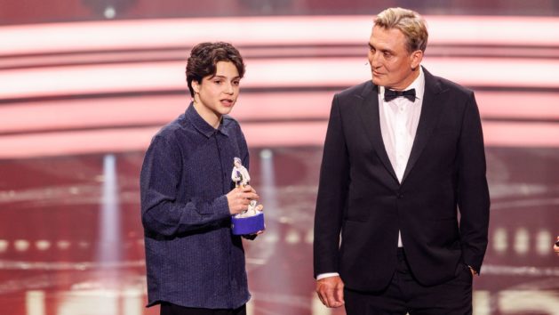 Die Schauspieler Emile Cherif und Oliver Masucci nehmen den Preis in der Kategorie Family Entertainment für den Film „Woodwalkers“ entgegen. Der Preis ging an blue eyes Fiction GmbH & Co. KG.