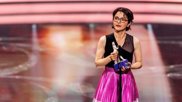 Mit dem Regiepreis wird Ayşe Polat für den Film „Im toten Winkel“ geehrt.
