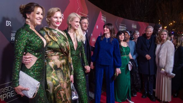 Zahlreiche Gäste kommen zur Verleihung des Bayerischen Filmpreises ins Prinzregententheater.