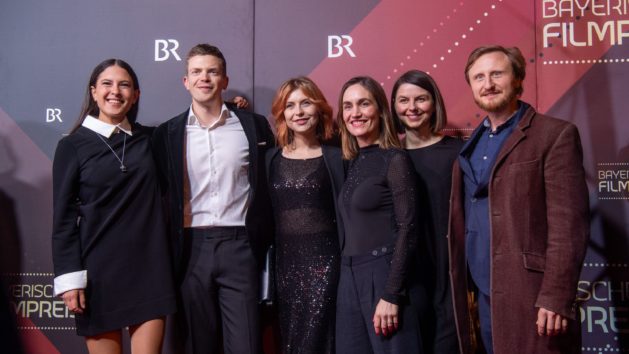 Der Bayerische Filmpreis ist mit Preisgeldern von insgesamt 300.000 Euro dotiert und wird in elf Kategorien auf Vorschlag einer zwölfköpfigen Fachjury vergeben.