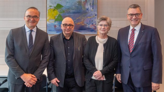 Auftaktsitzung des neukonzipierten Bayerischen Ethikrates unter anderem mit dem geschäfts­führenden Vizepräsidenten der TU München für Studium und Lehre, Prof. Dr.-Ing Gerhard Müller, den stellvertretenden Vorsitzenden des Bayerischen Ethikrates, Prof. Dr. Armin Nassehi, der Vorsitzenden des Bayerischen Ethikrates, Susanne Breit-Keßler, und Staatsminister Dr. Florian Herrmann (v.l.n.r.).