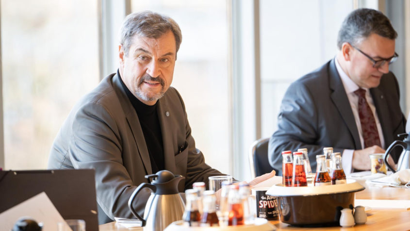 Ministerpr&auml;sident Dr. Markus S&ouml;der leitet die Sitzung des Ministerrates.