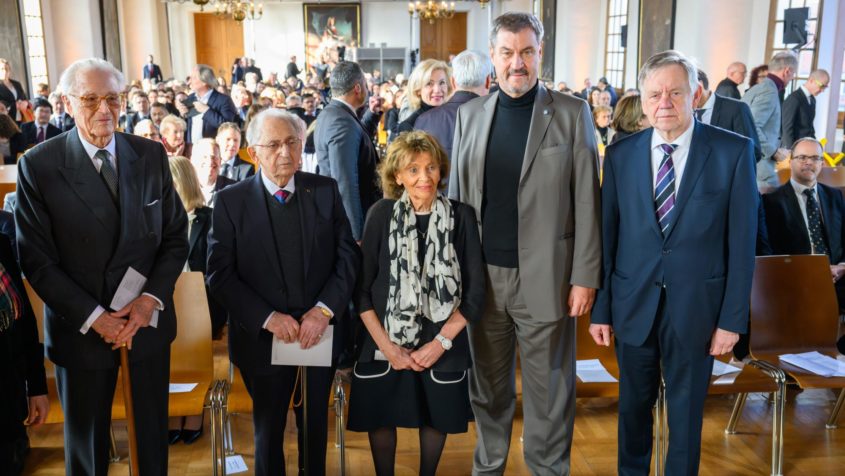 Gruppenbild mit Herzog Franz von Bayern, dem CID-Vizepr&auml;sidenten und Holocaust-&Uuml;berlebenden Abba Naor, der Pr&auml;sidentin der Israelitischen Kultusgemeinde M&uuml;nchen und Oberbayern, Dr. Charlotte Knobloch, Ministerpr&auml;sident Dr. Markus S&ouml;der und dem Direktor der Stiftung Bayerische Gedenkst&auml;tten, MdL Karl Freller (v.l.n.r.).