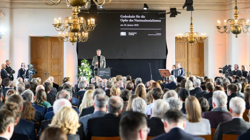 Ministerpr&auml;sident Dr. Markus S&ouml;der: "Wir bekennen jeden Tag aufs Neue: Die Gr&auml;ueltaten der NS-Zeit d&uuml;rfen sich niemals wiederholen. Wir sagen Ja zur Freiheit, Ja zum Leben und Ja zum Menschsein. Ich gebe pers&ouml;nlich ein Schutzversprechen f&uuml;r j&uuml;disches Leben und gegen Hass und Hetze."