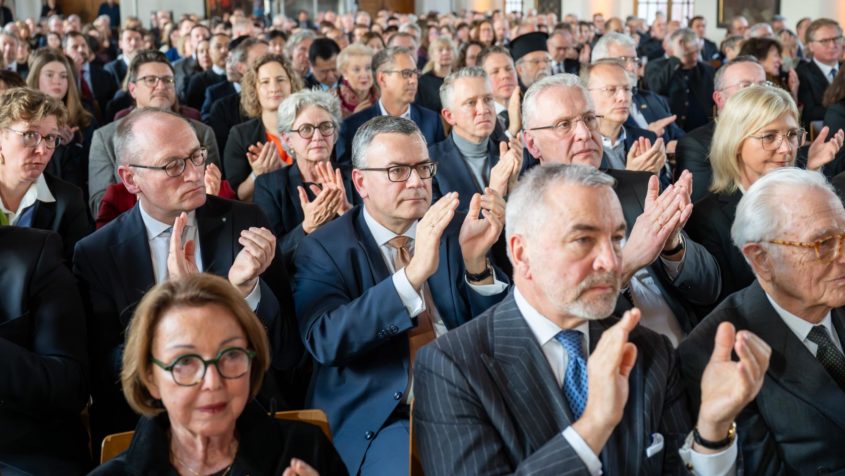 Auch Staatskanzleiminister Dr. Florian Herrmann, Innenminister Joachim Herrmann und Sozialministerin Ulrike Scharf nehmen am Gedenkakt f&uuml;r die Opfer des Nationalsozialismus teil.