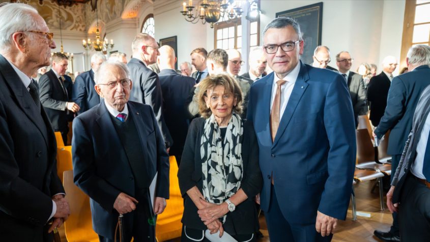 Staatskanzleiminister Dr. Florian Herrmann mit der Pr&auml;sidentin der Israelitischen Kultusgemeinde M&uuml;nchen und Oberbayern, Dr. Charlotte Knobloch, dem CID-Vizepr&auml;sidenten und Holocaust-&Uuml;berlebenden Abba Naor und Herzog Franz von Bayern (v.r.n.l.).