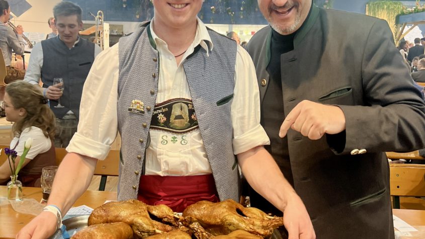 In der Bayernhalle pr&auml;sentieren &uuml;ber 80 bayerische Aussteller ihre erstklassigen Produkte, darunter edle Frankenweine, aromatische Edelbr&auml;nde, feinsten Honig, w&uuml;rzige Bergk&auml;se und original N&uuml;rnberger Bratw&uuml;rste.