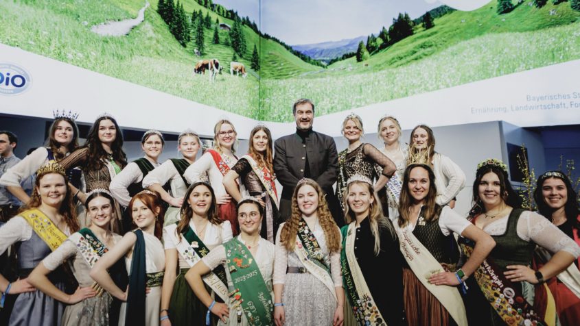 Ministerpr&auml;sident Dr. Markus S&ouml;der mit bayerischen Produktk&ouml;niginnen und -prinzessinnen.