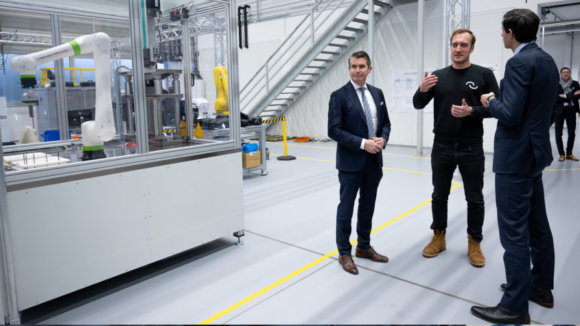 Besuch des Garchinger Startups DeepDrive: Europaminister Eric Beißwenger (links) gemeinsam mit dem EU-Kommissar für Klimaschutz, Wopke Hoekstra (rechts), und dem Co-CEO von DeepDrive, Felix Pörnbacher (Mitte).