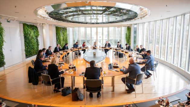 Die Kabinettssitzung findet im Ministerratssaal der Bayerischen Staatskanzlei statt.