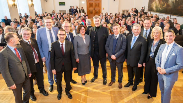 Gruppenbild unter anderem mit Ministerpräsident Dr. Markus Söder, Finanzstaatssekretär Martin Schöffel, Sozialministerin Ulrike Scharf und Europaminister Eric Beißwenger bei der Veranstaltung „80 Jahre Flucht, Vertreibung, Deportation: Erinnerung-Gegenwart-Zukunft“ im Bayerischen Landtag.