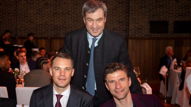 Ministerpräsident Dr. Markus Söder (Mitte) mit Manuel Neuer (links) und Thomas Müller (rechts).