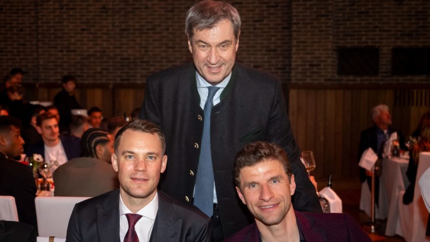 Ministerpräsident Dr. Markus Söder (Mitte) mit Manuel Neuer (links) und Thomas Müller (rechts).