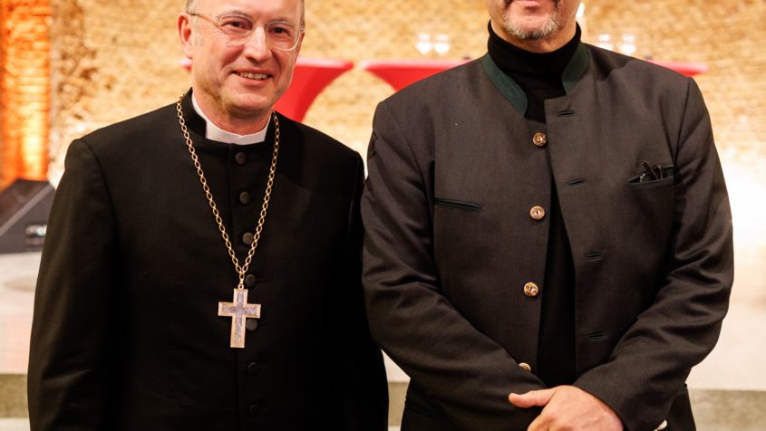 "100 Jahre erfolgreiches Miteinander! Mit dem heutigen Festakt zu 100 Jahre Staatskirchenvertrag zwischen dem Freistaat Bayern und der evangelischen Kirche feiern wir eine enge historische Verbindung. Der Vertrag ist der älteste noch geltende Staatskirchenvertrag mit der evangelischen Kirche in Deutschland und ein Versprechen für die Zukunft." - Ministerpräsident Dr. Markus Söder.