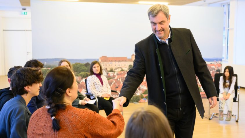 Die Ministranten der Gemeinden St. Bonifaz, St. Wolfgang und Heilig Kreuz aus Nürnberg werden von Ministerpräsident Dr. Markus Söder im Heimatministerium in Nürnberg begrüßt.