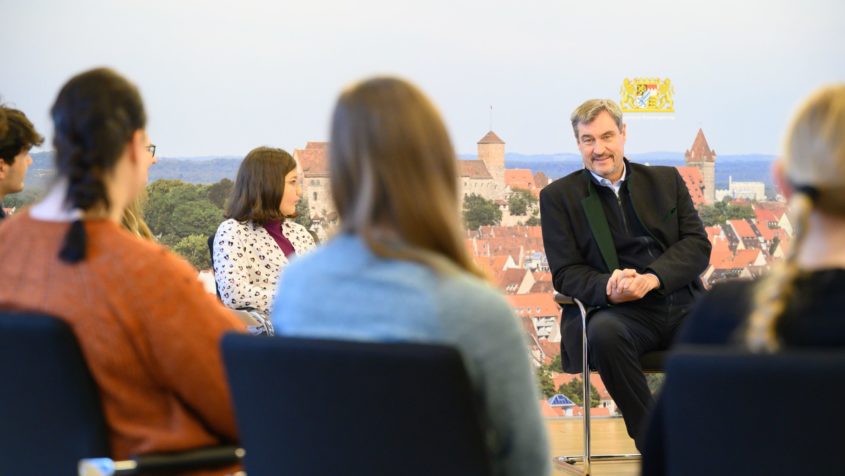 Ministerpräsident Dr. Markus Söder im Gespräch mit Ministranten der Pfarrgemeinden St. Bonifaz, St. Wolfgang und Heilig Kreuz Nürnberg.
