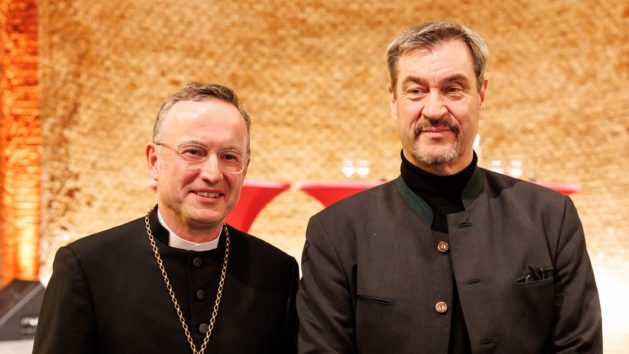 Der Landesbischof der Evangelisch-Lutherischen Kirche in Bayern, Christian Kopp (links), und Ministerpräsident Dr. Markus Söder (rechts) beim Festakt anlässlich 100 Jahre Bayerischer Staatskirchenvertrag in der Allerheiligen Hofkirche.
