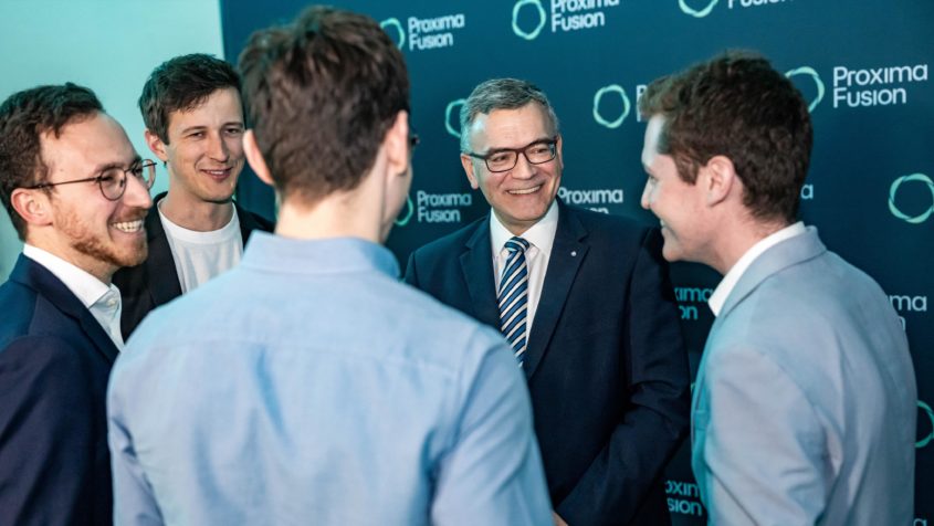 Staatsminister Dr. Florian Herrmann im Gespräch.