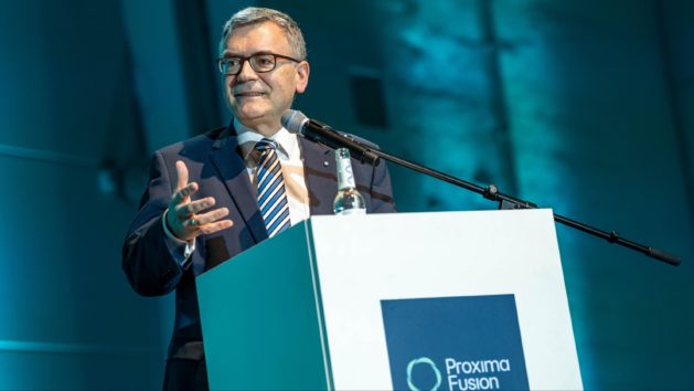 Staatsminister Dr. Florian Herrmann: "Proxima Fusion ist ein Pionier der Fusionsforschung mit einem klaren Ziel: Das weltweit erste kommerzielle Fusionskraftwerk in den 2030er Jahren. Bayern setzt auf Kernfusion als saubere, sichere und nahezu unerschöpfliche Energiequelle und investiert in die Kernfusionsforschung."