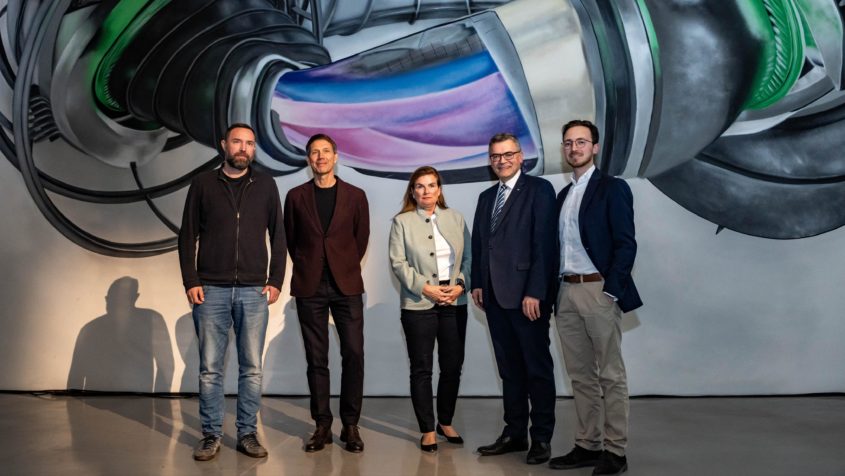 Gruppenbild (v.l.n.r.): Torsten Reil (Mitgründer und CEO von Helsing), Rene Obermann (Chairman of the Board of Directors of Airbus SE), Prof. Dr. Sibylle Günter (Wissenschaftliche Direktorin des Max-Planck-lnstituts für Plasmaphysik), Staatsminister Dr. Florian Herrmann und Dr. Francesco Sciortino (Mitgründer und CEO von Proxima Fusion).