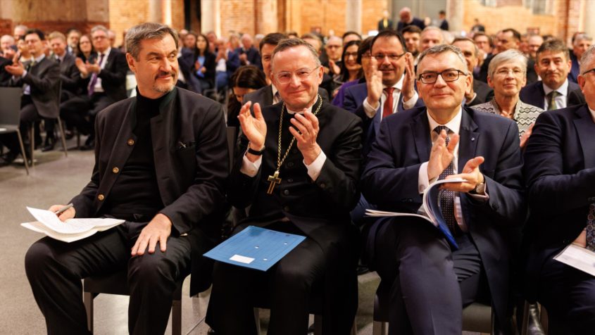 Ministerpräsident Dr. Markus Söder, Landesbischof Christian Kopp und Staatsminister Dr. Florian Herrmann (v.l.n.r.).