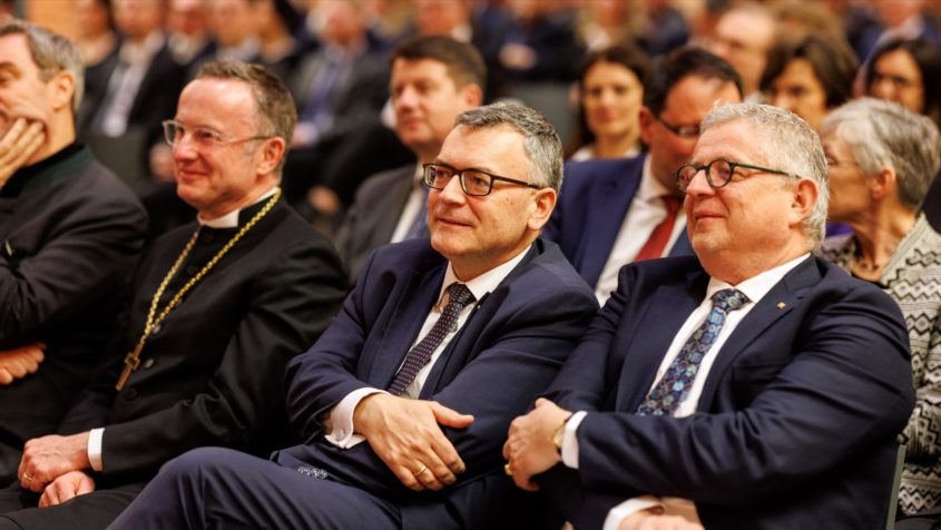 "In einer sich wandelnden Gesellschaft bleibt die starke Stimme der Kirchen wichtig. Bayern steht weiterhin als verlässlicher Partner an ihrer Seite." - Staatsminister Dr. Florian Herrmann.