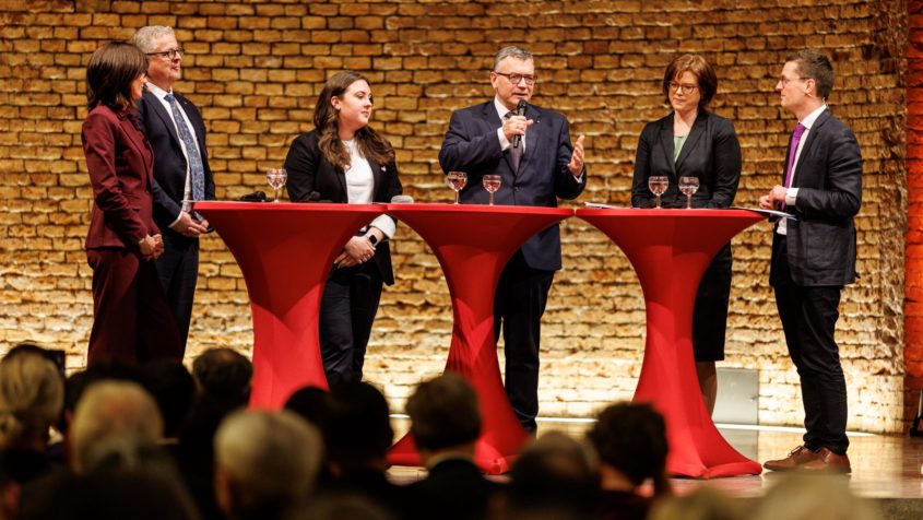 Staatsminister Dr. Florian Herrmann (3. von rechts) nimmt im Rahmen des Festakts anlässlich 100 Jahre Bayerischer Staatskirchenvertrag an einer moderierten Gesprächsrunde teil.