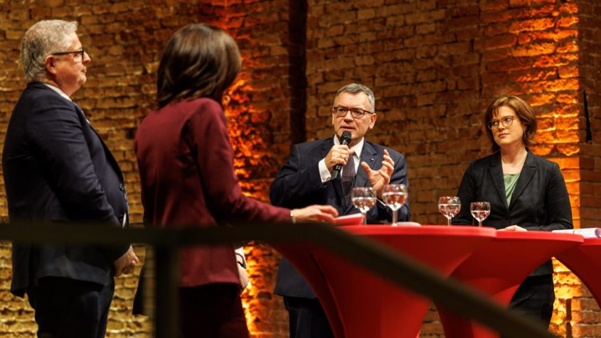 Staatsminister Dr. Florian Herrmann: "Seit 100 Jahren verbindet der Staatskirchenvertrag Kirche und Staat in Bayern. Er sichert konfessionellen Frieden, Gleichstellung und die Unabhängigkeit der Evangelischen Landeskirche."