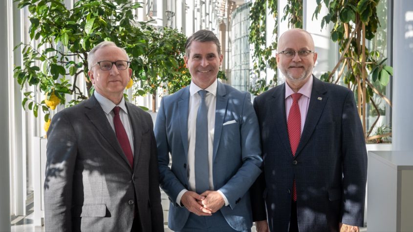 Der Geschäftsträger a.i. der Republik Polen in der Bundesrepublik Deutschland, Jan Tombiński, Europaminister Eric Beißwenger und der polnische Generalkonsul Rafal Wolski (v.l.n.r.) in der Staatskanzlei.