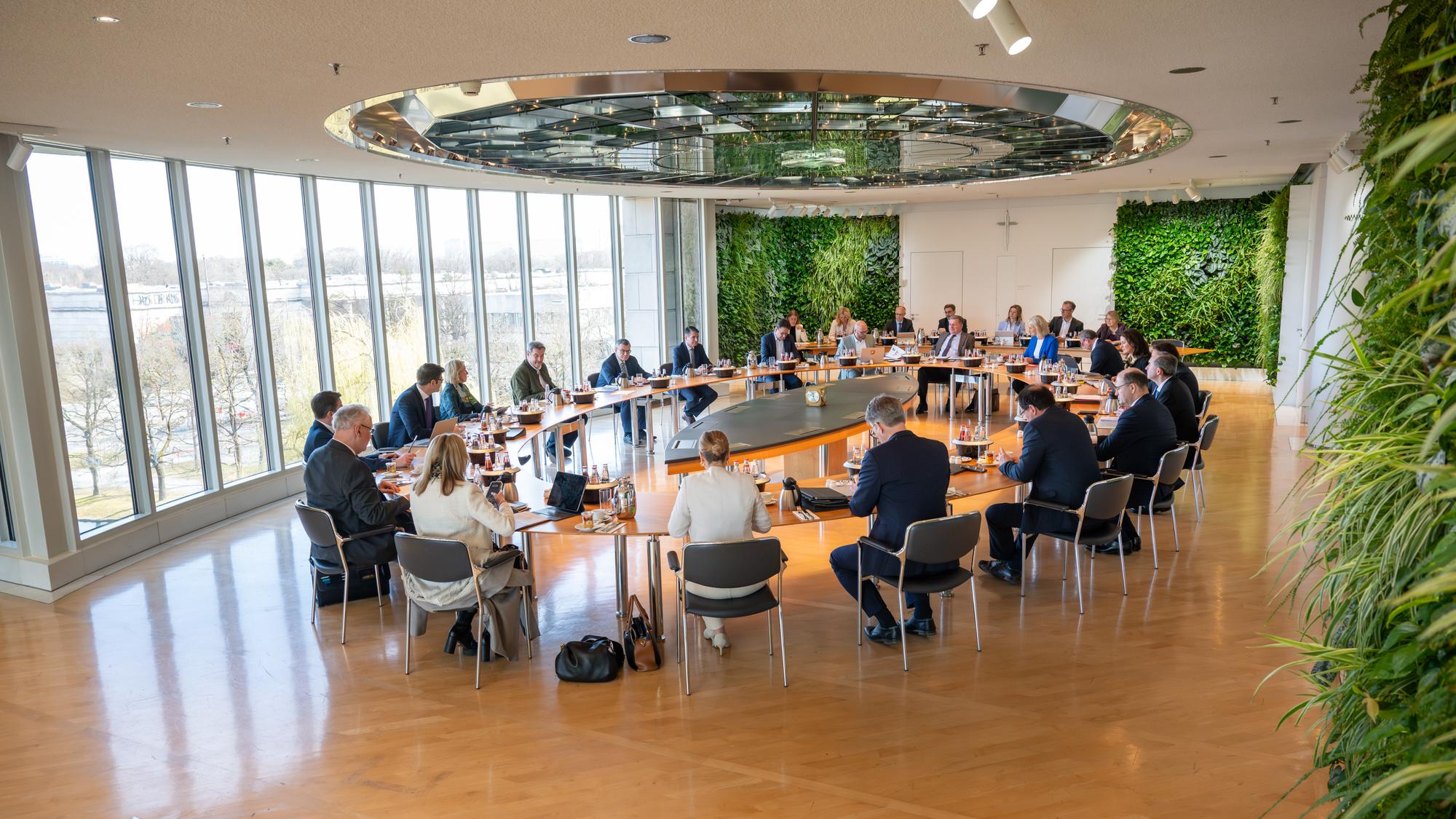 Die Kabinettssitzung findet unter Leitung von Ministerpräsident Dr. Markus Söder im Ministerratssaal der Bayerischen Staatskanzlei statt.