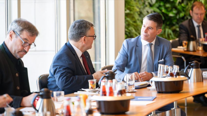 Staatskanzleiminister Dr. Florian Herrmann (Mitte) im Gespräch mit Europaminister Eric Beißwenger (rechts).