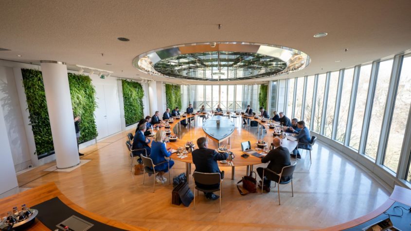 Die Kabinettssitzung findet im Ministerratssaal in der Bayerischen Staatskanzlei statt.