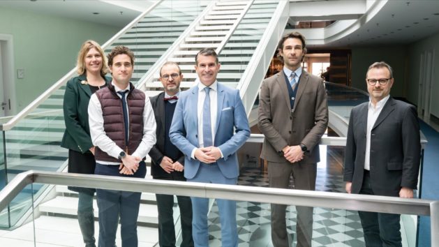 Gruppenbild in der Staatskanzlei (v.l.n.r.): Axelle Cheney-Grünberger (Senior International Expert for Technological Innovation bei der französischen Botschaft in Berlin), Valerian Giesz (Gründer und COO Quandela), Pierre Clouet (Stellvertreter des französischen Generalkonsuls) Europaminister Eric Beißwenger, Dr. Niccolo Somachi (Gründer und CEO Quandela) und Prof. Dr. Thomas Volz (Managing Director und CTO Quandela GmbH).