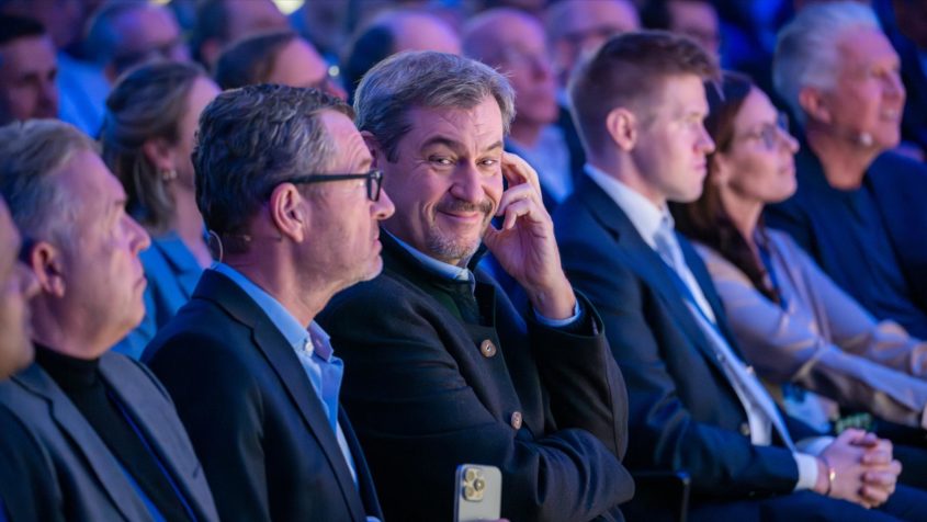 "Uns bleibt keine Zeit: Wir müssen jetzt zügig investieren, reformieren und konsolidieren. Wir investieren massiv in Infrastruktur, Hightech und Innovativen und schaffen optimale Rahmenbedingungen für Unternehmen und Investoren." - Ministerpräsident Dr. Markus Söder.