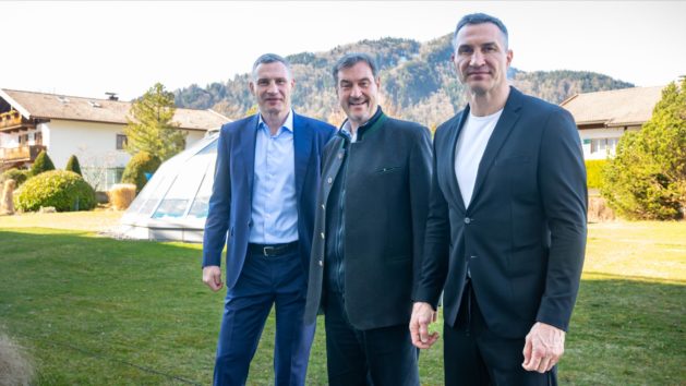 Ministerpräsident Dr. Markus Söder (Mitte) trifft Vitali Klitschko (links) und Wladimir Klitschko (rechts) zum Gespräch über die aktuelle Situation in der Ukraine.