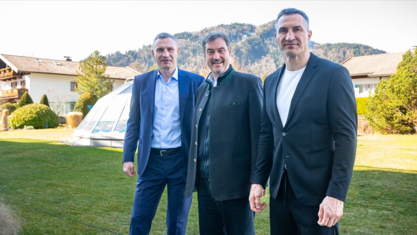 Ministerpräsident Dr. Markus Söder (Mitte) trifft Vitali Klitschko (links) und Wladimir Klitschko (rechts) zum Gespräch über die aktuelle Situation in der Ukraine.