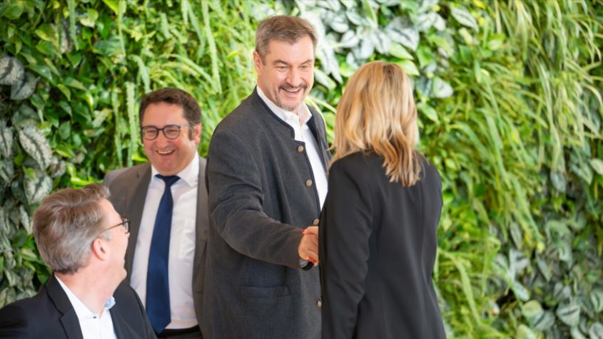 Wissenschaftsminister Markus Blume, Wirtschaftsstaatssekretär Tobias Gotthardt, Ministerpräsident Dr. Markus Söder und Kulturministerin Anna Stolz (v.l.n.r.).