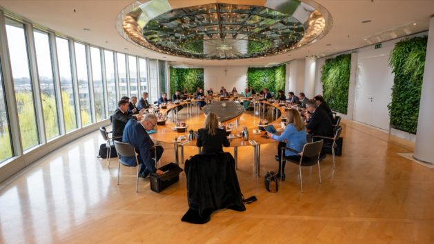 Die Kabinettssitzung findet im Ministerratssaal der Bayerischen Staatskanzlei statt.
