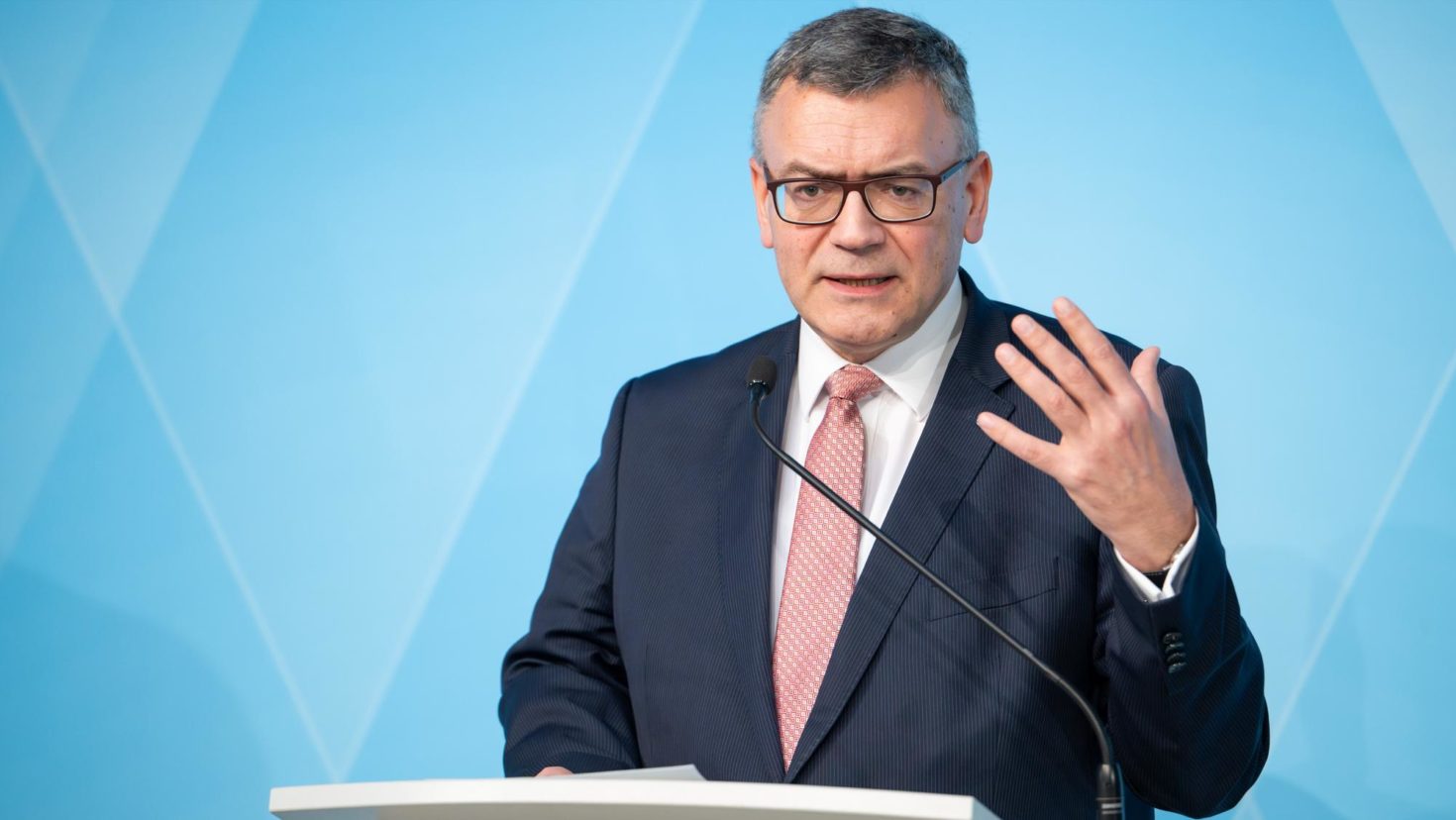 Staatskanzleiminister Dr. Florian Herrmann informiert in einer Pressekonferenz über die wesentlichen Ergebnisse der Kabinettssitzung.