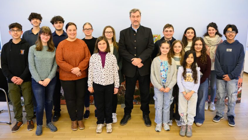 Gruppenbild mit Ministerpräsident Dr. Markus Söder und den Ministranten aus St. Bonifaz, St. Wolfgang und Heilig Kreuz Nürnberg.