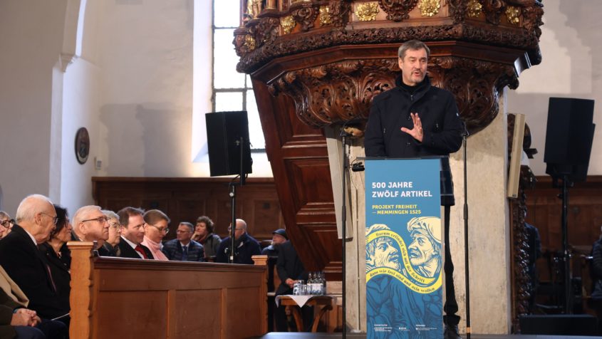 Ministerpräsident Dr. Markus Söder: "Memmingen hat Weltgeschichte geschrieben. Eine Idee, die einmal geboren ist, kann man nicht mehr einsperren. Sie bildet die Grundlage unserer heutigen Demokratie. Die zwölf Artikel sind uns Auftrag, Mahnung und Impuls für die heutige Zeit. Wir sollten diese Idee wertschätzen und uns für sie engagieren. Herzlichen Dank den Organisatoren und Helfern der Bayern-Ausstellung und des Festjahres!"