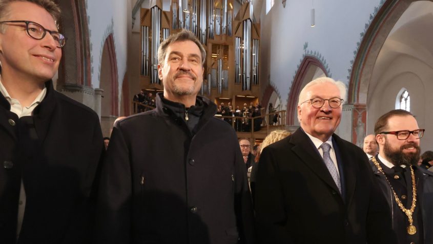 Kunstminister Markus Blume, Ministerpräsident Dr. Markus Söder, Bundespräsident Frank-Walter Steinmeier und der Oberbürgermeister der Stadt Memmingen, Jan Rothenbacher (v.l.n.r.).