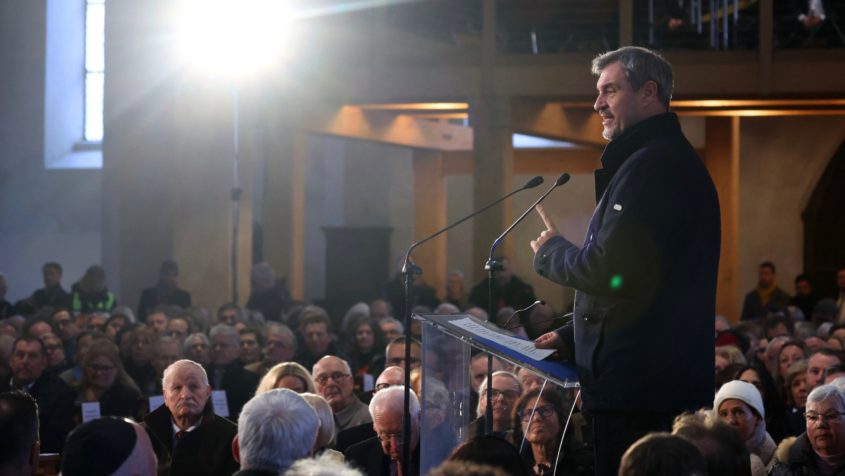Ministerpräsident Dr. Markus Söder: "Eine hervorragende Ausstellung im Dietrich-Bonhoeffer-Haus, die auf jeden Fall einen Besuch wert ist. Die zwölf Artikel der schwäbischen Bauernschaft waren die frühesten bekannten Forderungen nach grundlegenden Freiheitsrechten. In ihnen werden Prinzipien wie Selbstbestimmung, Gerechtigkeit und gesellschaftliche Teilhabe formuliert."