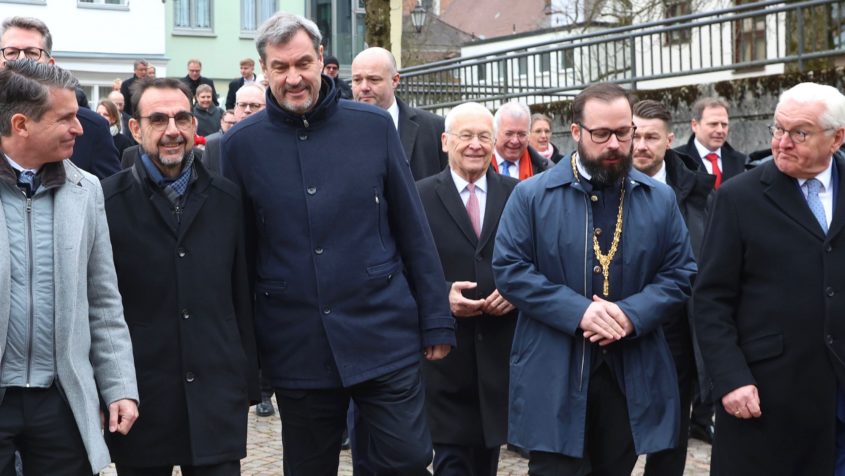Europaminister Eric Beißwenger, MdL Klaus Holetschek, Ministerpräsident Dr. Markus Söder, der Oberbürgermeister der Stadt Memmingen, Jan Rothenbacher, und Bundespräsident Frank-Walter Steinmeier (v.l.n.r.).