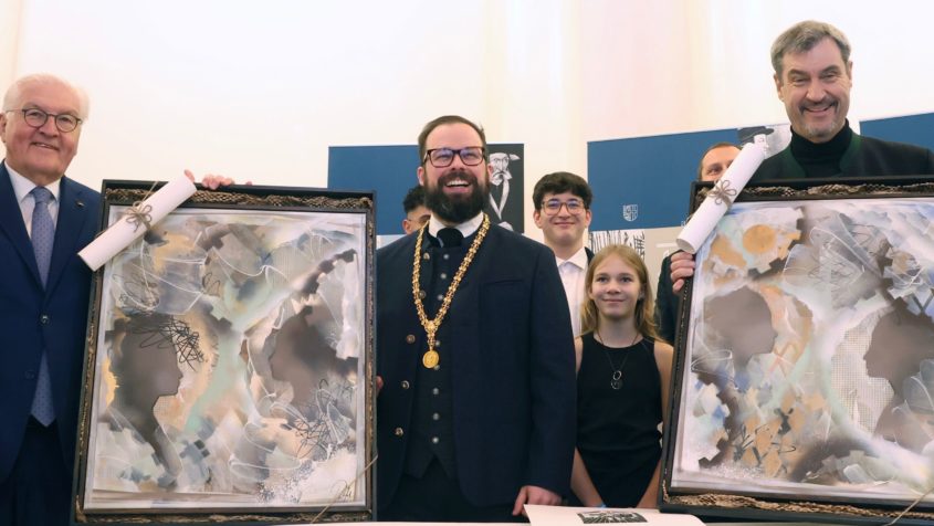 Bundespräsident Frank-Walter Steinmeier, der Oberbürgermeister der Stadt Memmingen, Jan Rothenbacher, und Ministerpräsident Dr. Markus Söder (v.l.n.r.) beim Festakt „500 Jahre Zwölf Artikel“ und der Eröffnung der Bayernausstellung 2025 „Projekt Freiheit – Memmingen 1525“.