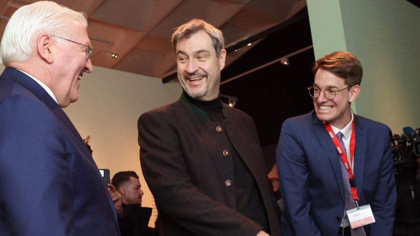 Im Gespräch: Bundespräsident Frank-Walter Steinmeier (links) und Ministerpräsident Dr. Markus Söder (Mitte).